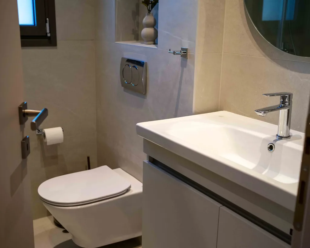 Modern bathroom with washbasin and large shower in the Orphia apartment