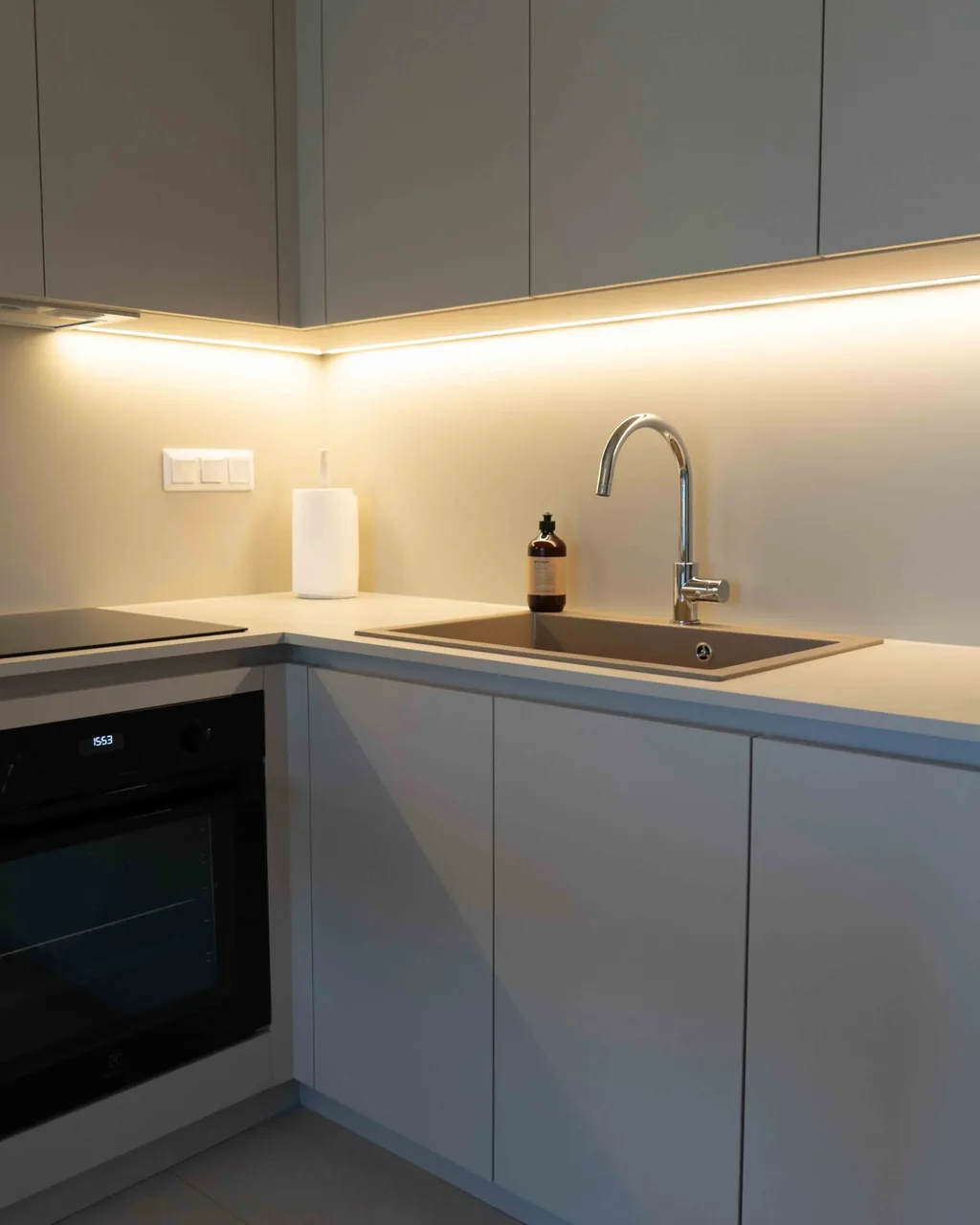 Fully equipped kitchen unit with oven in the Orphia apartment